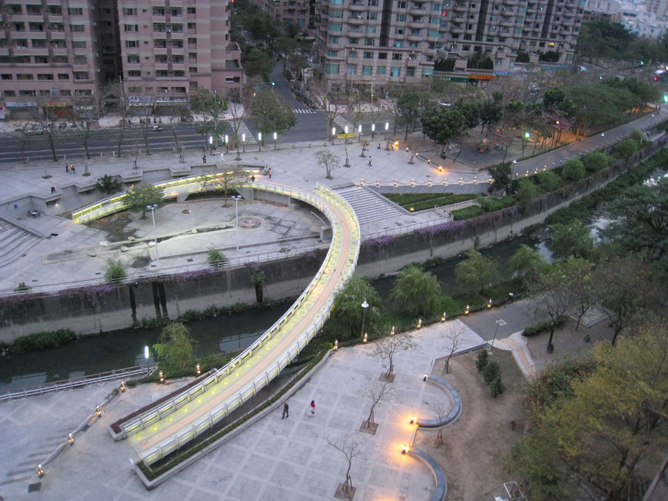 從大成家俯瞰美麗的愛河及光雕橋