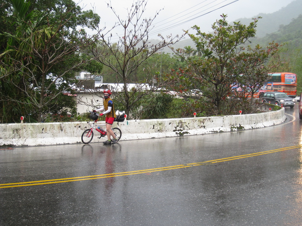 海岸公路大爬坡，居然下大雨，真狼狽