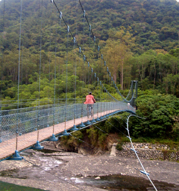 古道東側路口, 姑仔崙吊橋.