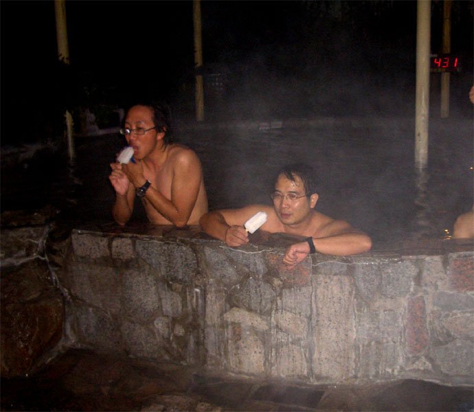 一邊泡安通溫泉.一邊吃光復冰棒(及文帶來的), 真享受啊! 宇竣(左).華德魯(右)