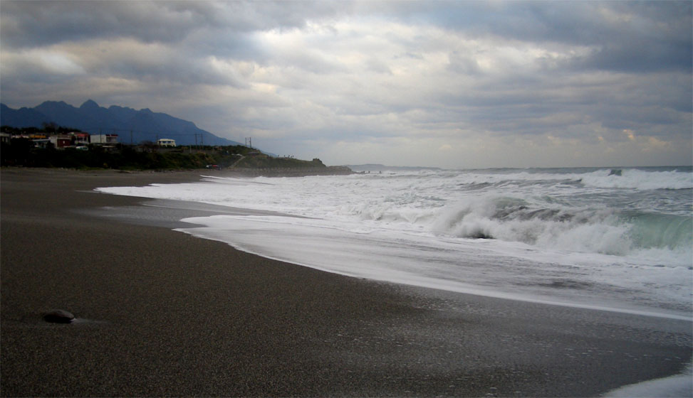 沙灘上有整片浪泡泡