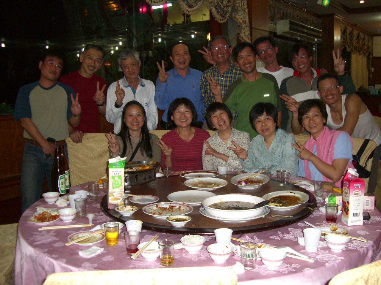 嗯！這一張比較像我們，體力驚人、食量過人、情誼更是堅定！(佳餚一掃而空)