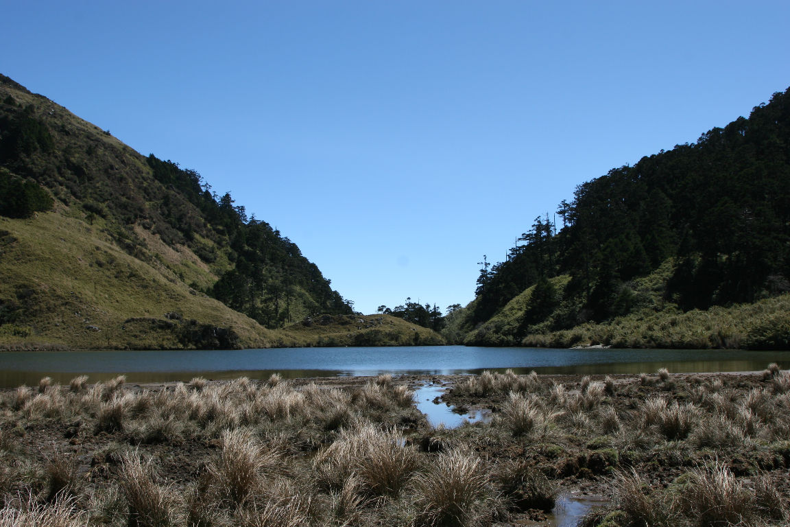寶藍的萬里池湖面