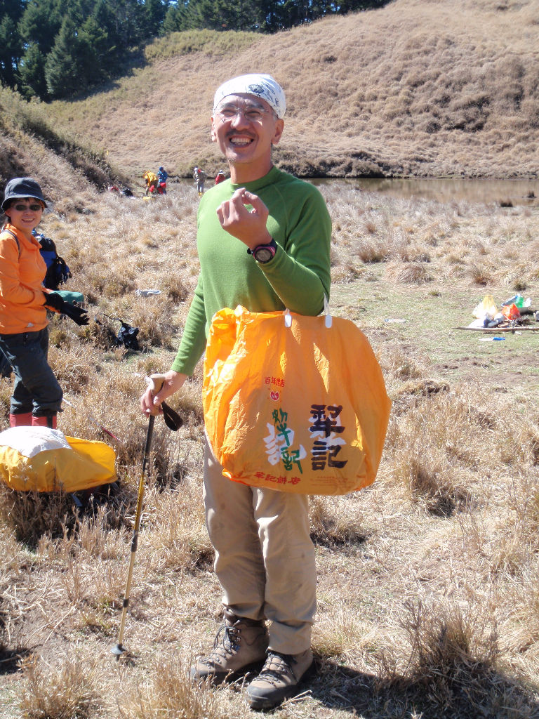 2:25pm 午餐後準備輕裝攻安東軍山, 瞧貴哥一付提菜籃要去購物的模樣! ^^