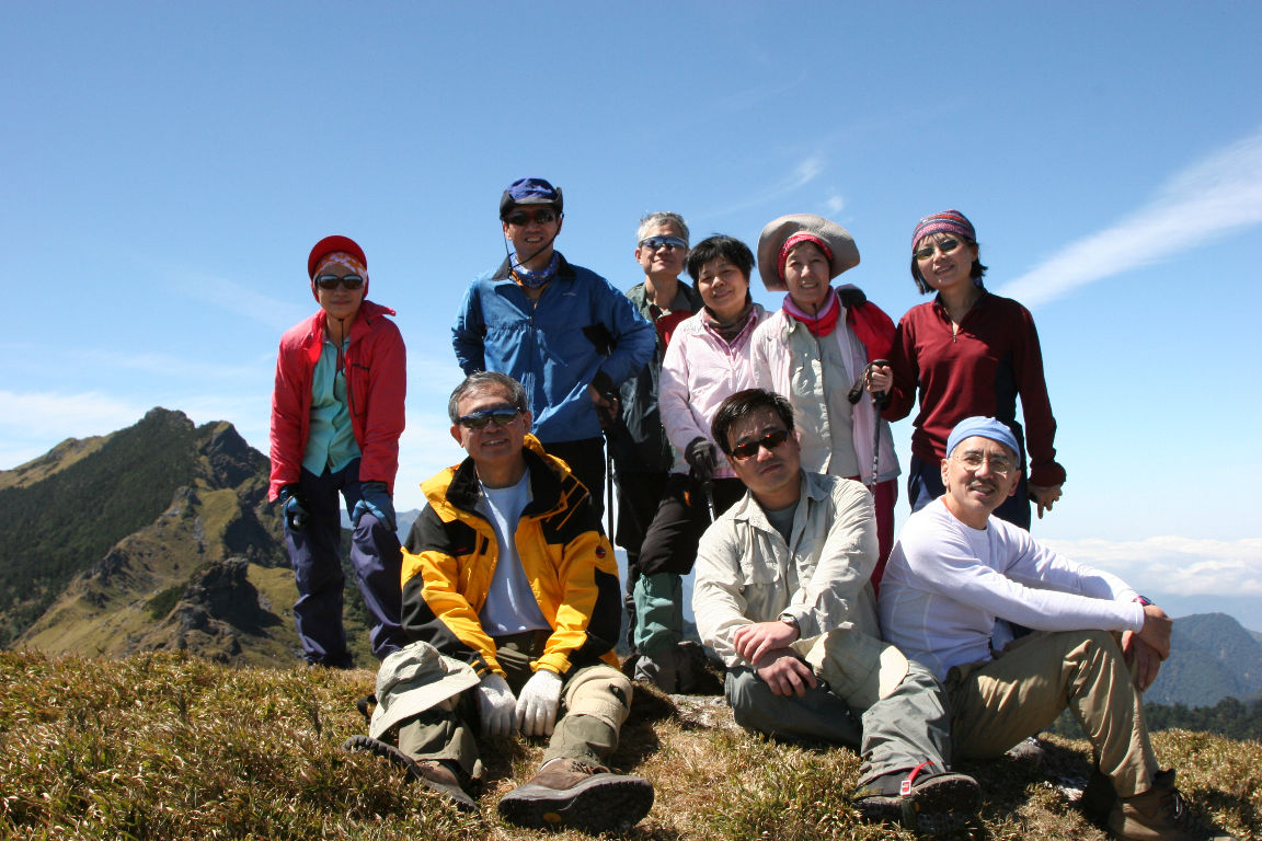 11:00am 登頂卡赫爾山! (後為能高主峰)