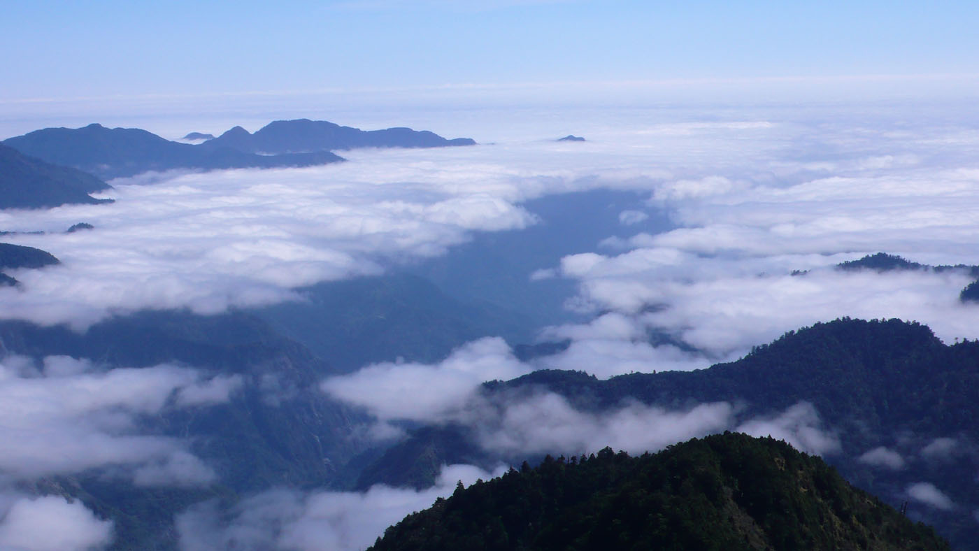雲海為群山圍上了白色的領巾