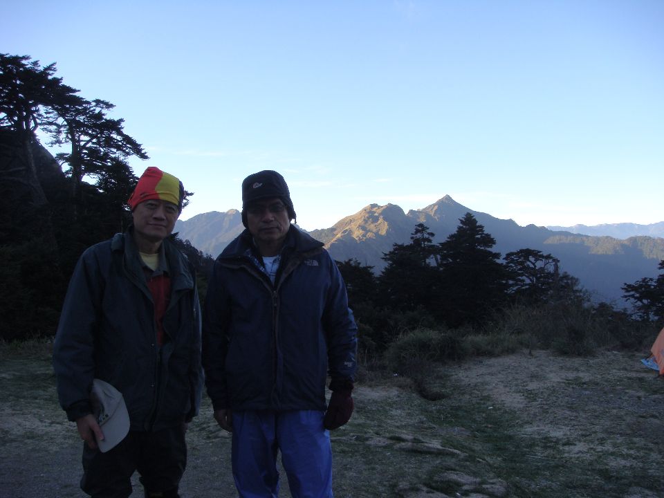 天池早晨  後為卡赫爾+能高主峰