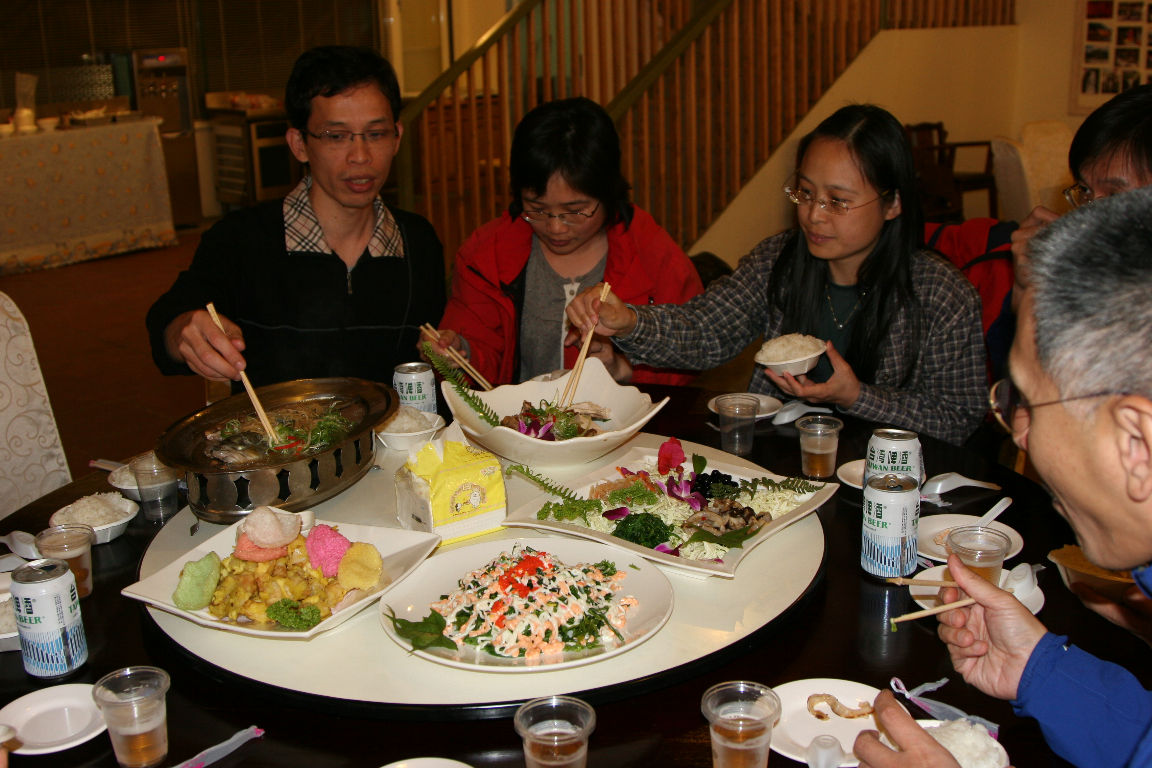 7:00pm 抵廬山春陽山莊用餐, 菜色還算豐盛!