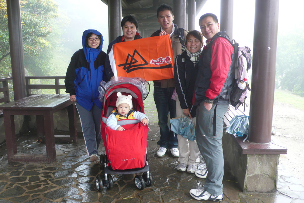 這幾人都是第一次參加山谷活動,左起琬婷、兩光一家三口,元凱、笙如和裕祥