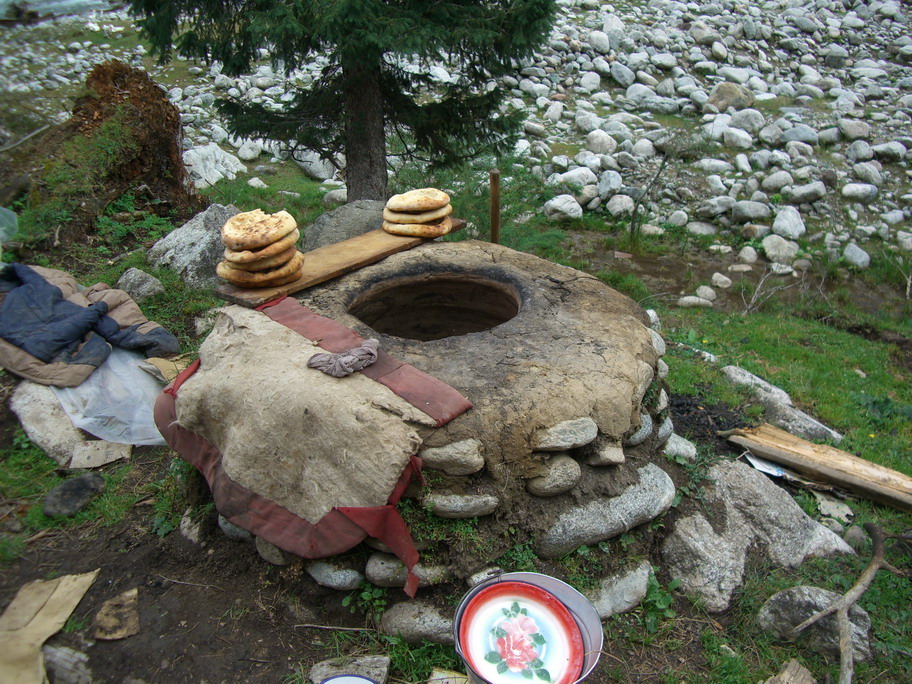 恰西森林公園，哈薩克人烤囊的爐，烤囊還不錯吃呢！