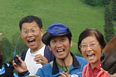 那拉提草原上遇見外星人大家驚恐的表情，之二，局部放大圖。
