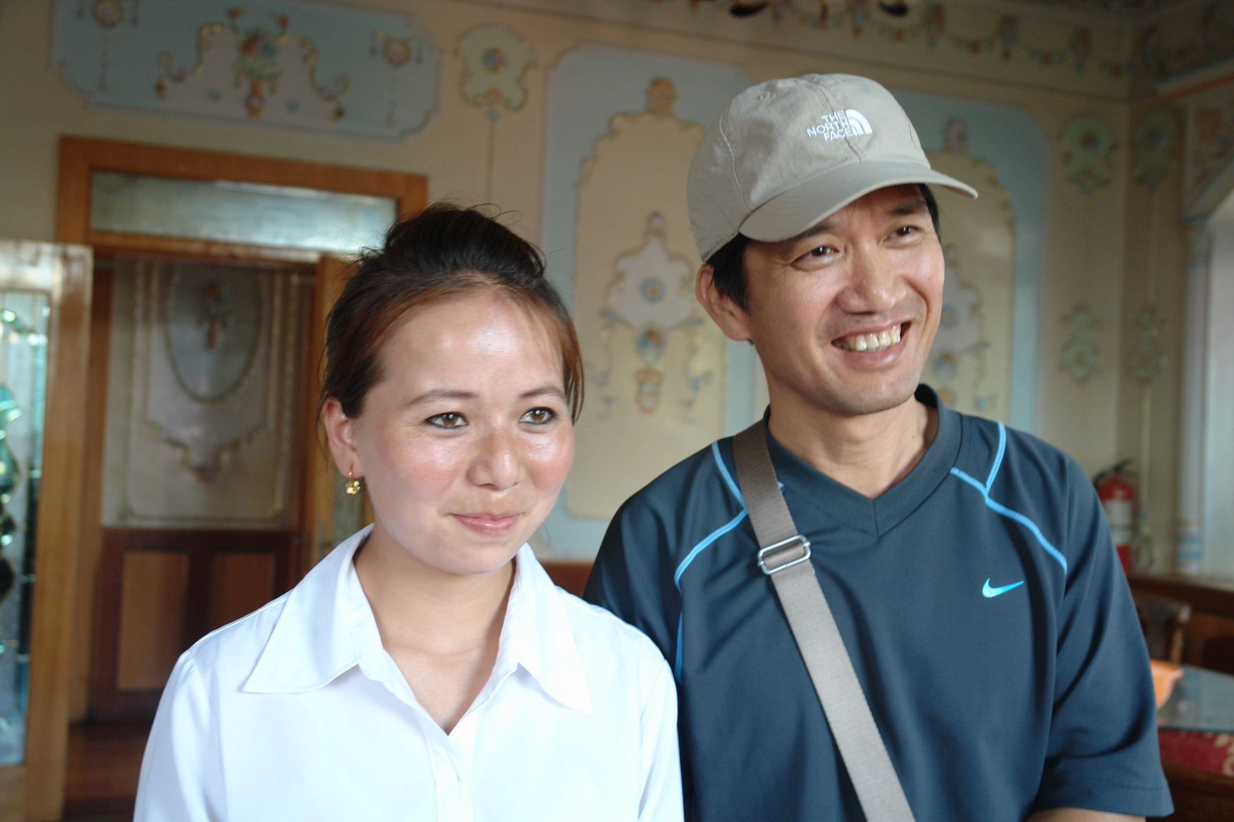 維吾兒餐廳美麗的服務員和專業的照像Model路人甲。
再一次驗證路人甲的專業性，就在Q努力為姑娘服務時，專業的照像Model路人甲就如預期地出現了。