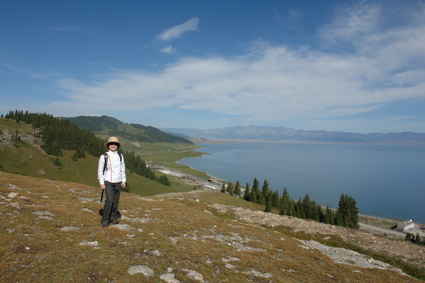 就是美，塞里木湖南面山坡。