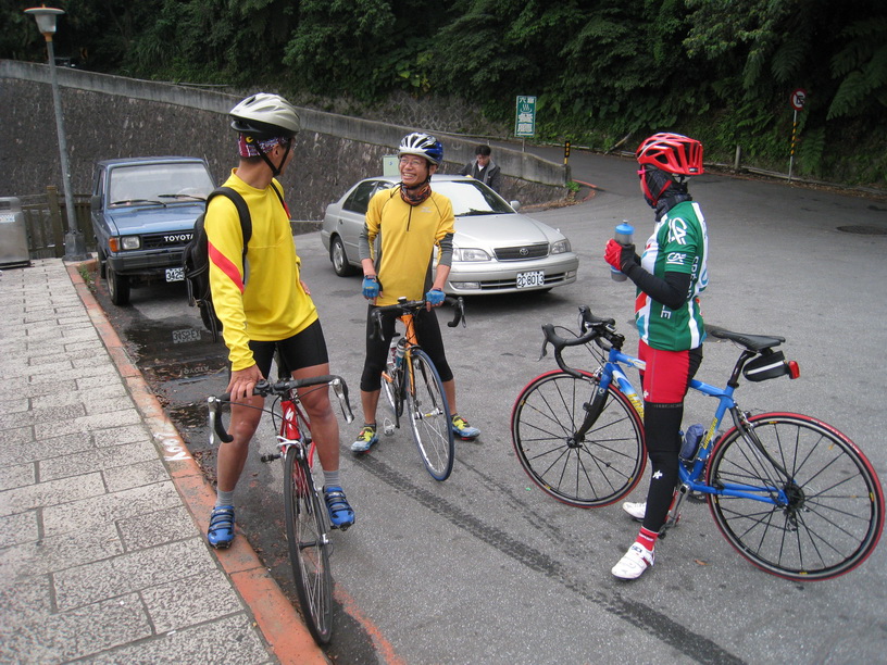 通過陡坡，抵達湖底路展望台。(亮光從紗帽路直接回家了)