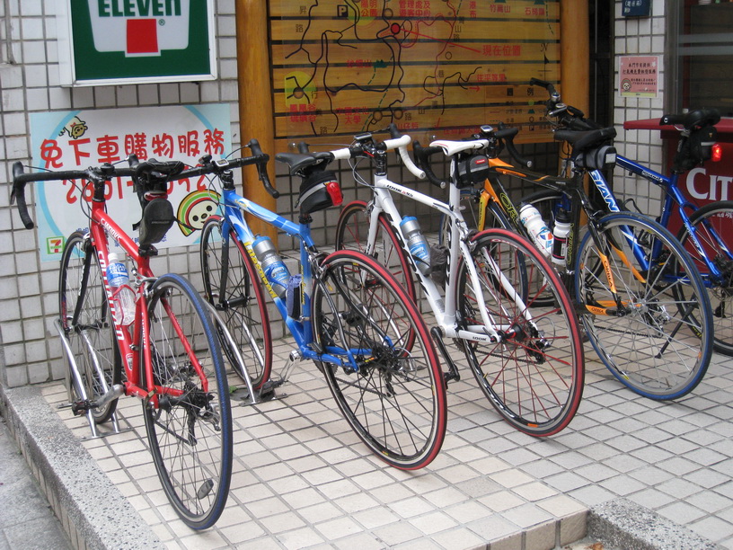 座騎點將錄 - 由左至右依序是 文輝兄的 Specialized S-Works, 我騎的 LiteSpeed Sirius, 小O騎的 Look 595, 瓜哥的 Orbea Orca