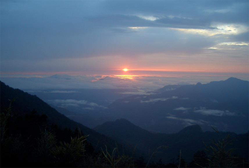 在屏風山看日出. 偏右方的圓尖山頭是佐久間山.