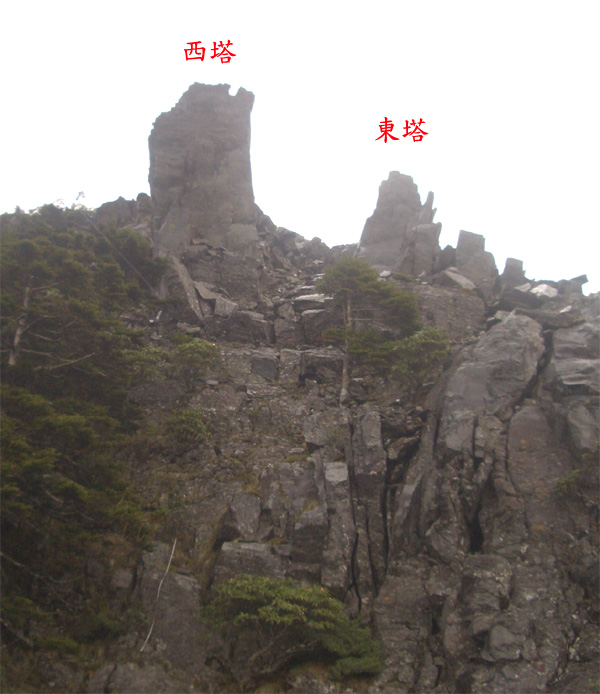 屏風山與屏風南峰之間有雙岩塔, 有人稱之為鐘塔.