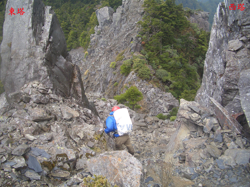 從雙岩塔之間走過.
