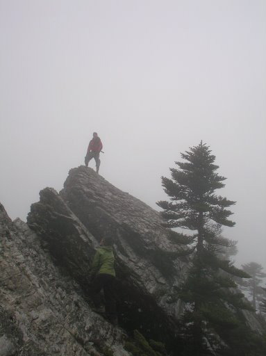 爬上門牙狀的小岩峰(章天 攝).