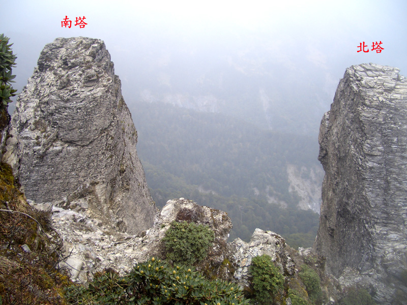 兩個尖岩塔