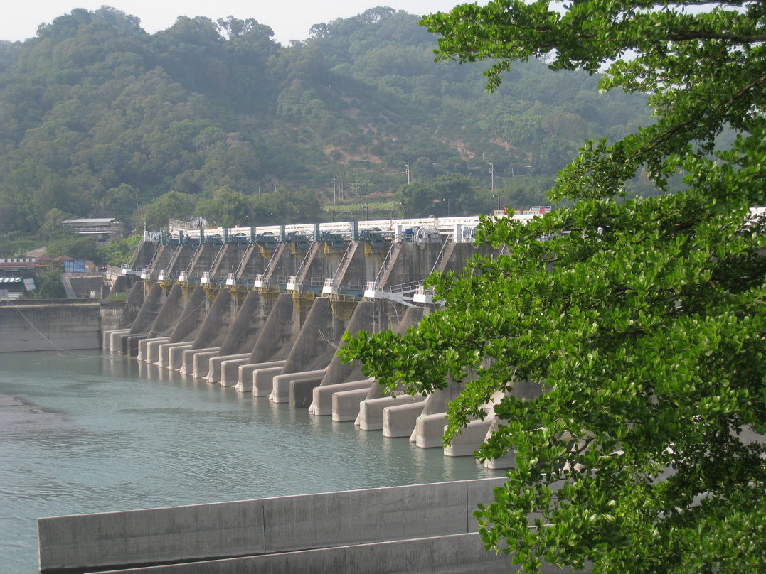 石岡水壩，最末兩閘門921大地震時損壞，現保留為紀念地。