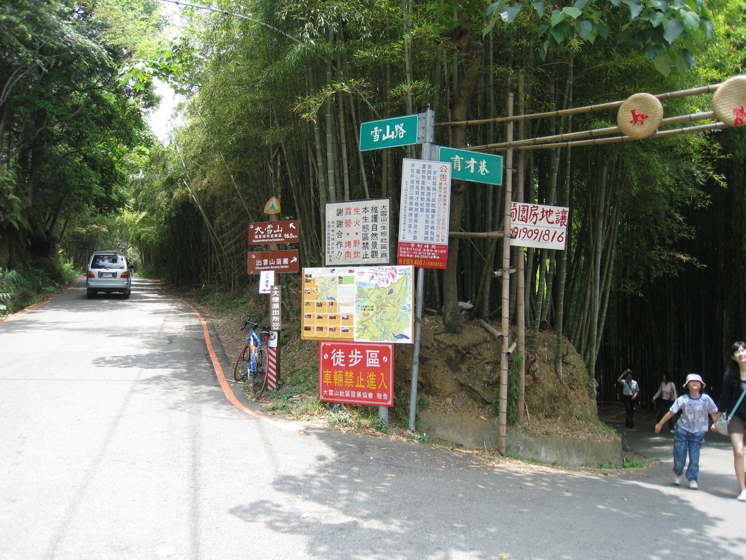 15K處育才巷保留為行人徒步區，為著名的螢光步道。