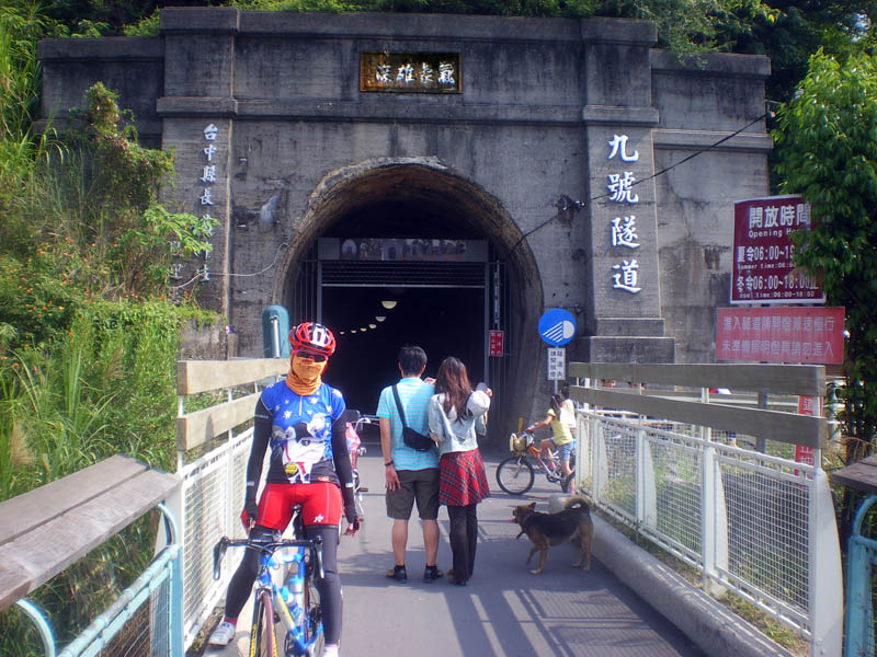 蒙面騎士小O在九號隧道前，這次覺悟到口罩或紗巾是台灣路跑車必備品