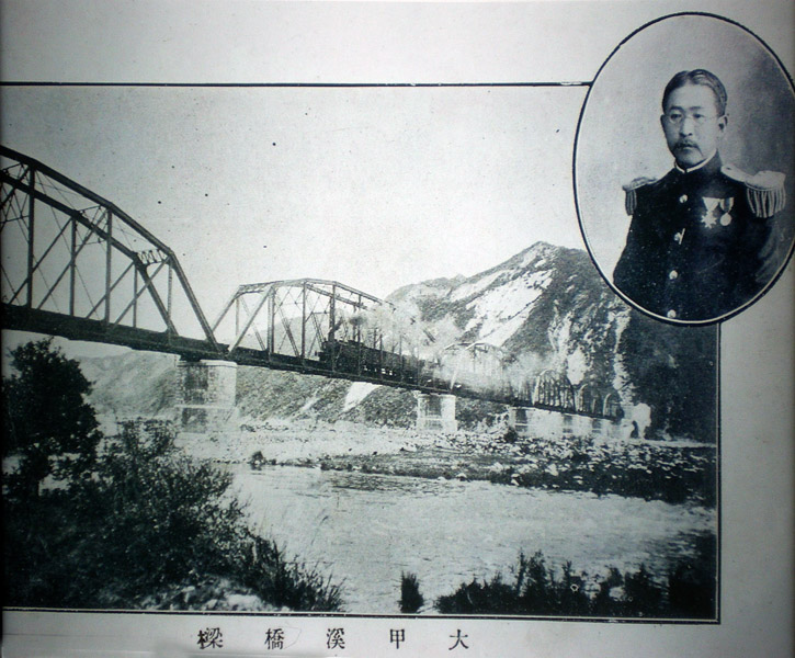 隧道裡展示的大甲溪橋舊照片（人頭不是佐久間或其前後任總督，也不是後藤新平，不知是天皇還是誰？）