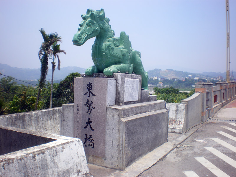繞去土牛端的東勢大橋頭，是50年前少年遊之地