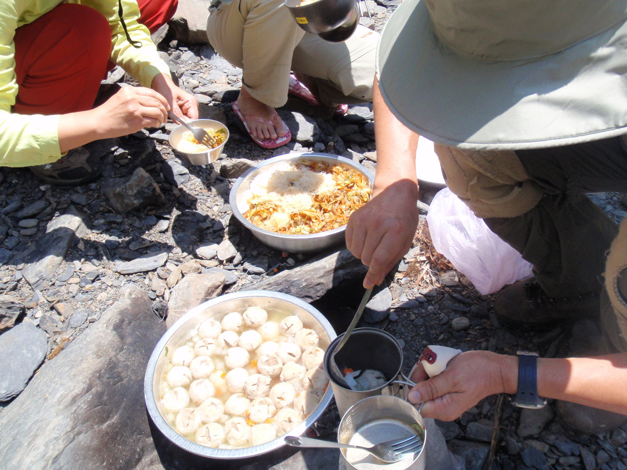 中午12:30 經過一陣接駁後, 抵達登山口水源地午餐, 仔細瞧瞧是新竹米粉加貢丸湯勒! 豪華的盛宴就此展開! ^^