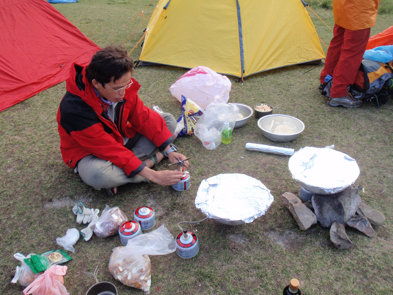 大廚"山蘇" 發揮總舖師的功力, 用臉盆為我們作出一道道美味的佳餚!