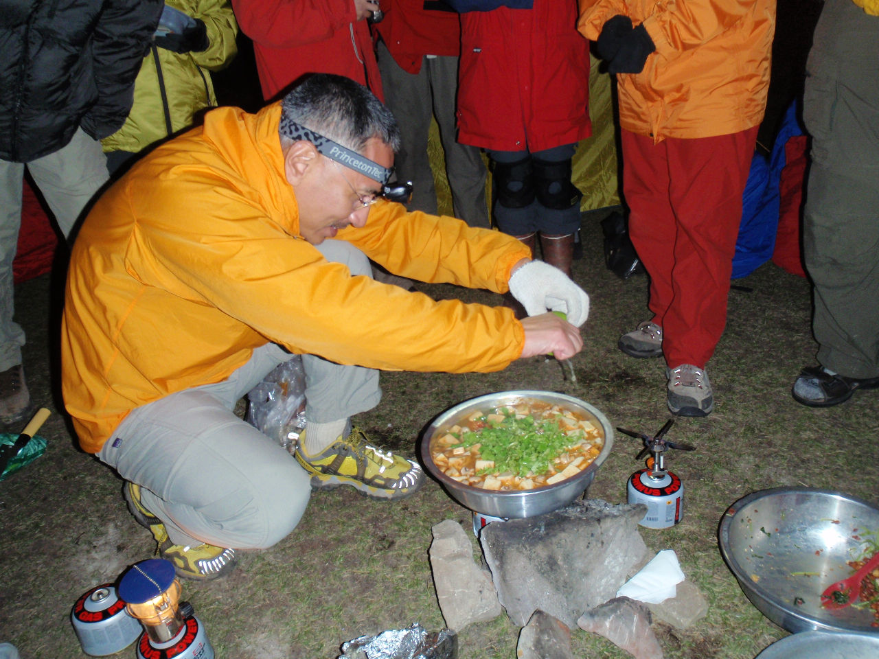 換阿貴二廚表演一道"泰式酸辣豆腐湯", 重現能安的滋味!