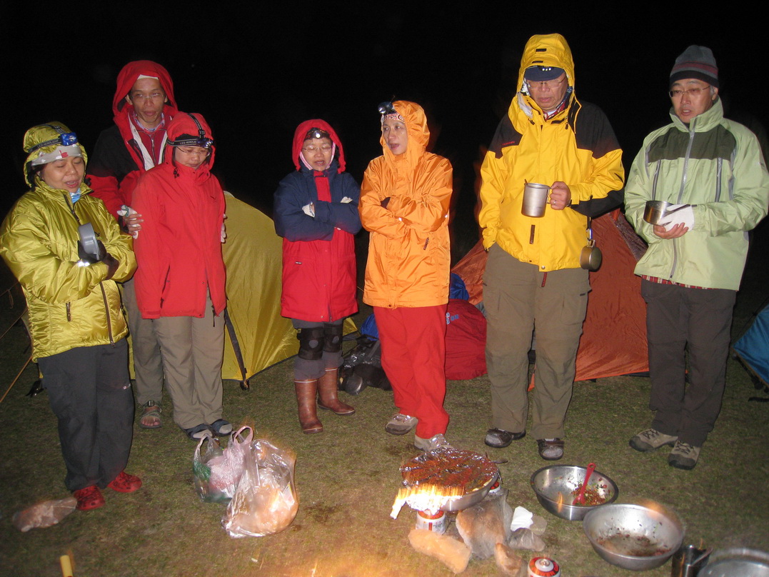 等待大廚山蘇準備消夜時，大家唱起山歌