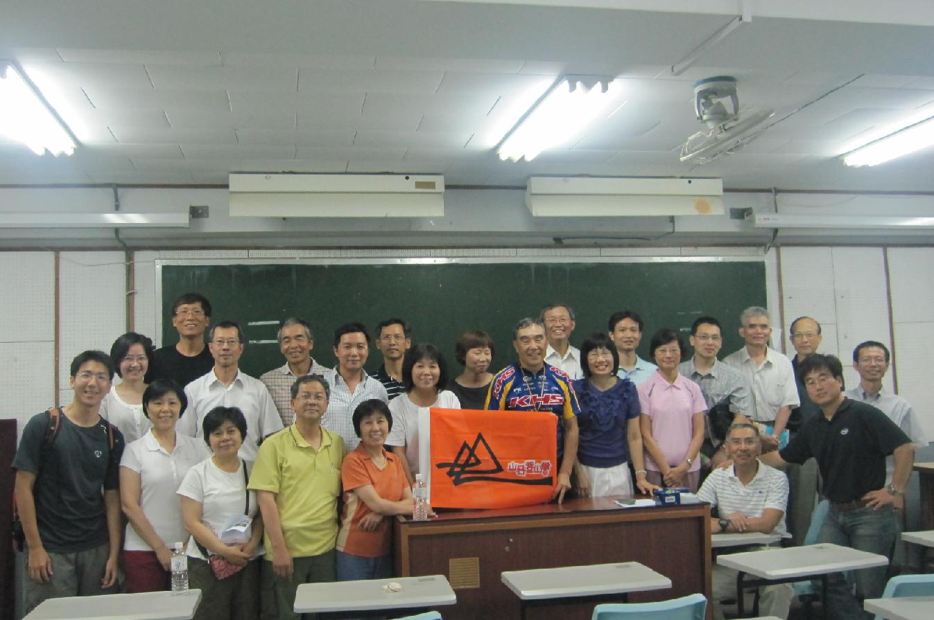 演講完畢, 山谷伙伴與謝校長合影留念!