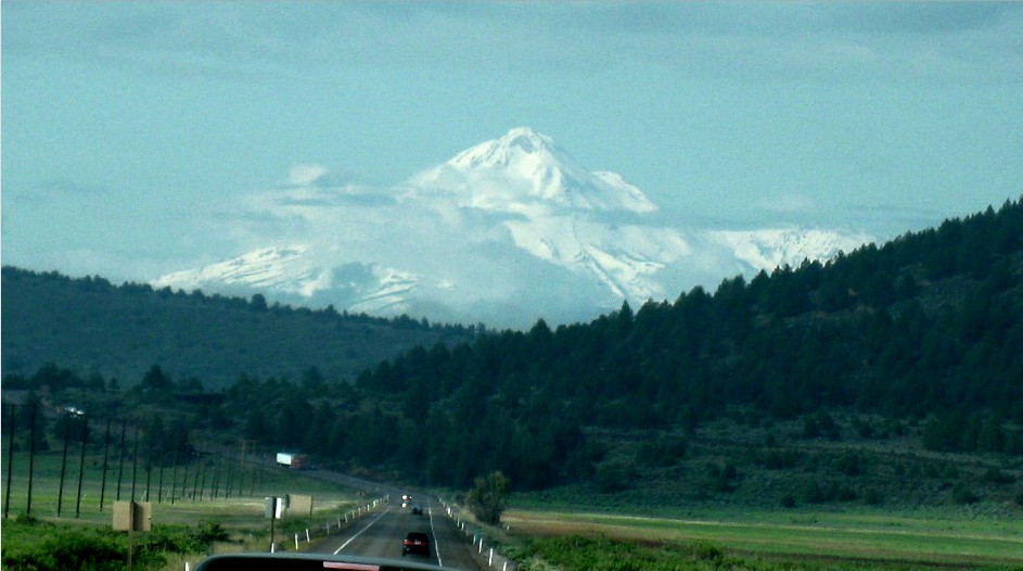 從Crater Lake 去Mt. Shasta 的路上看到的"加州的富士山" (公路97)