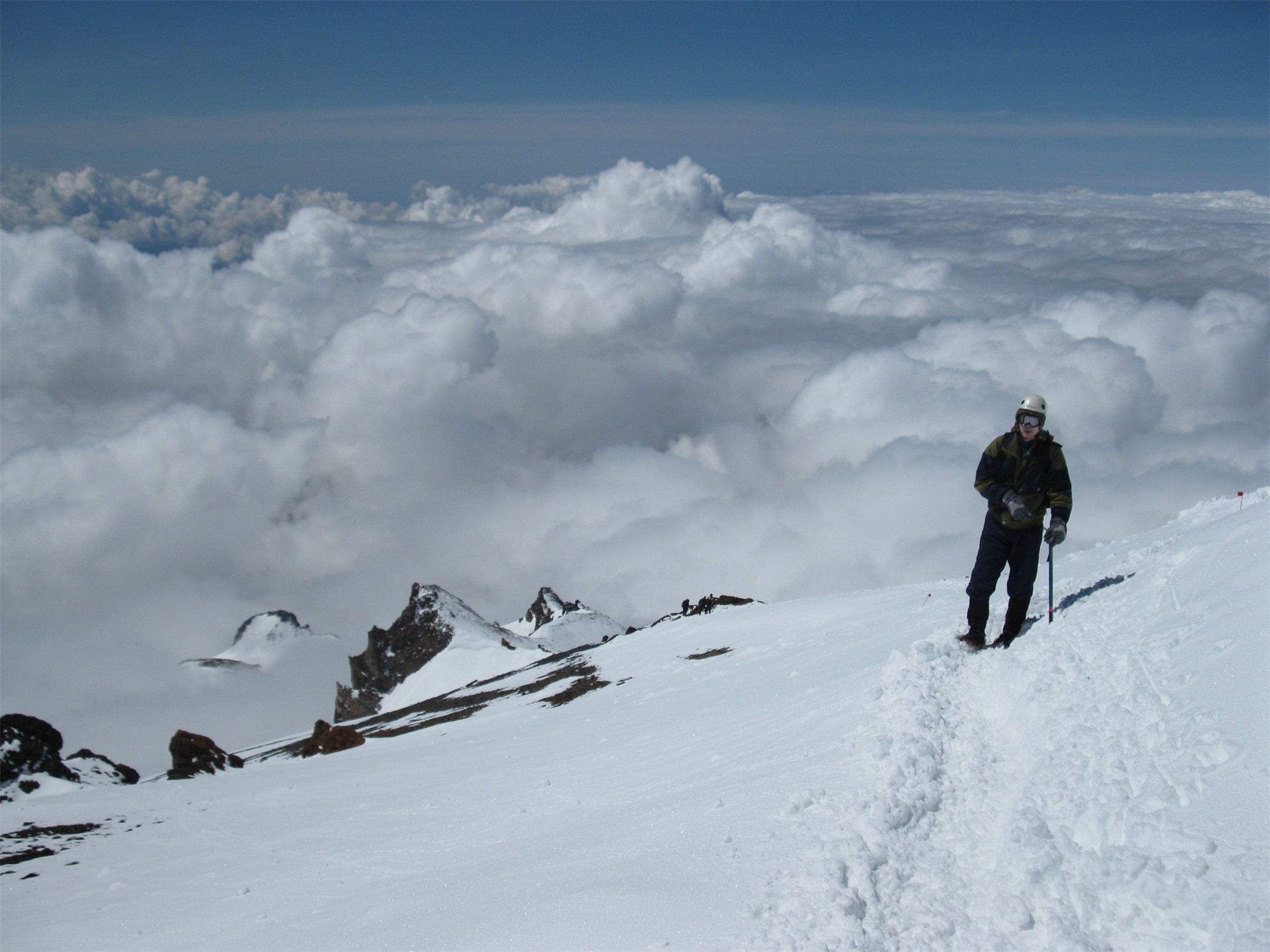 中仁走在雲上,  close to summit
