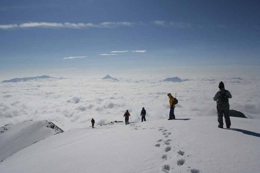 雲湧雪山，遠方是南湖中央尖