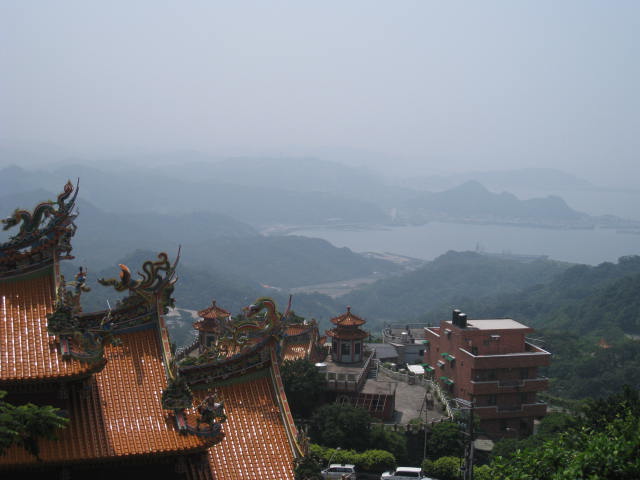 午餐完後向九份前進。這是從九份眺望東北角海灣。