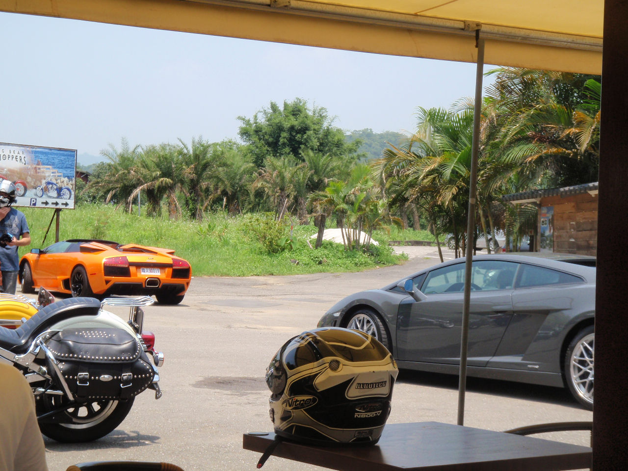 不得了, 約莫十餘分後, 也來了幾輛 Lamborghini