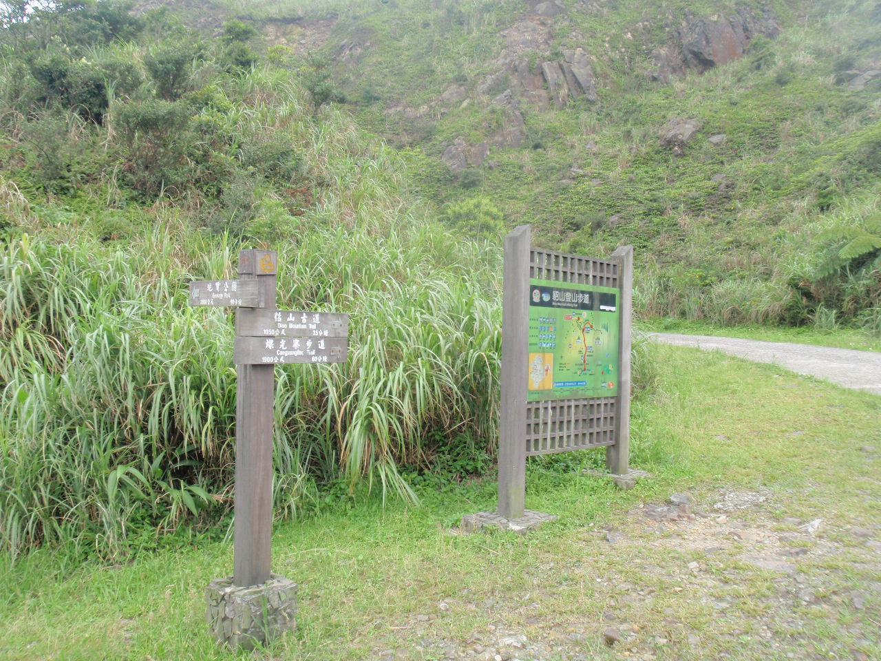 往燦光寮山的產業道路!
