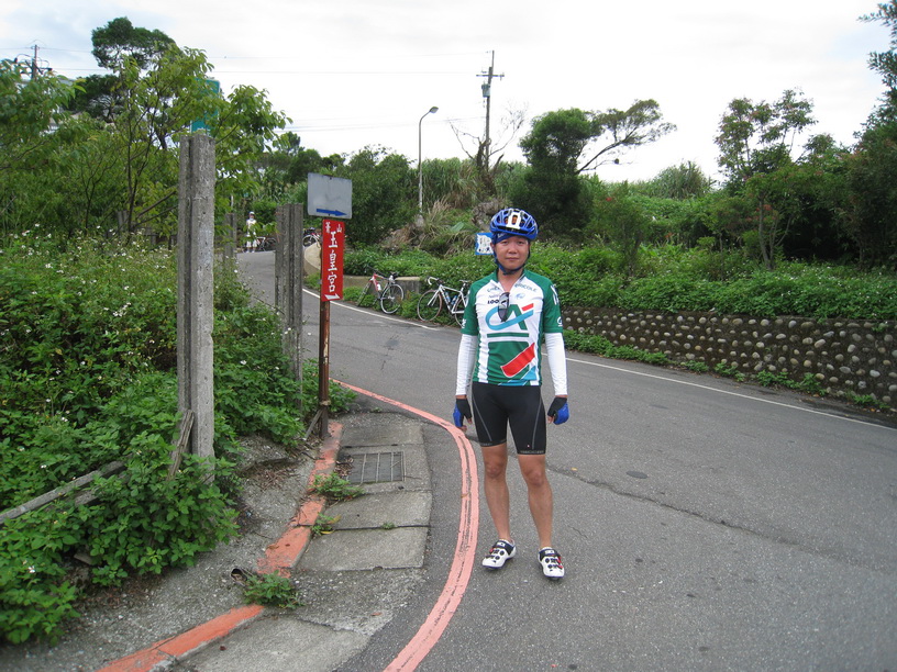 爬完一堆要抽車的陡坡後,領隊面面在鵝尾山岔路口等大家