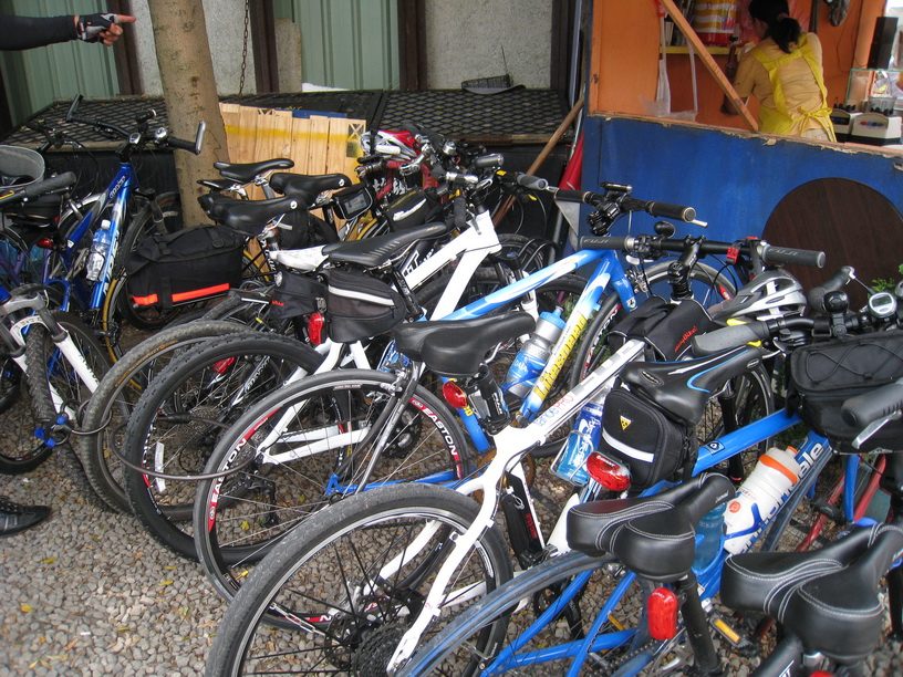 終於到達鶯歌了,大家車車在餐廳的停車場