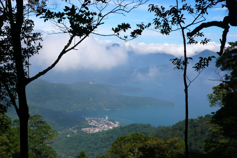 上登途中有不少觀景台,可下眺日月潭及九族文化村