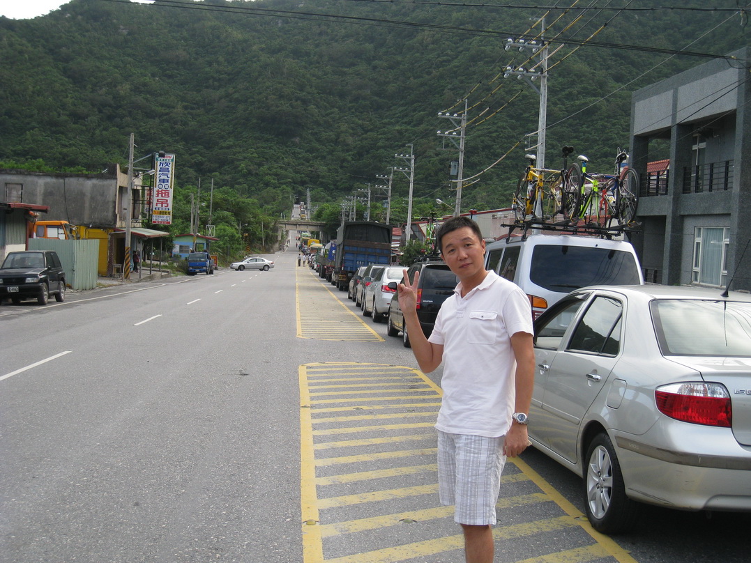蘇花公路有整點管制放行，大家在排隊，看前面的車就知道他們也是要參賽啦!