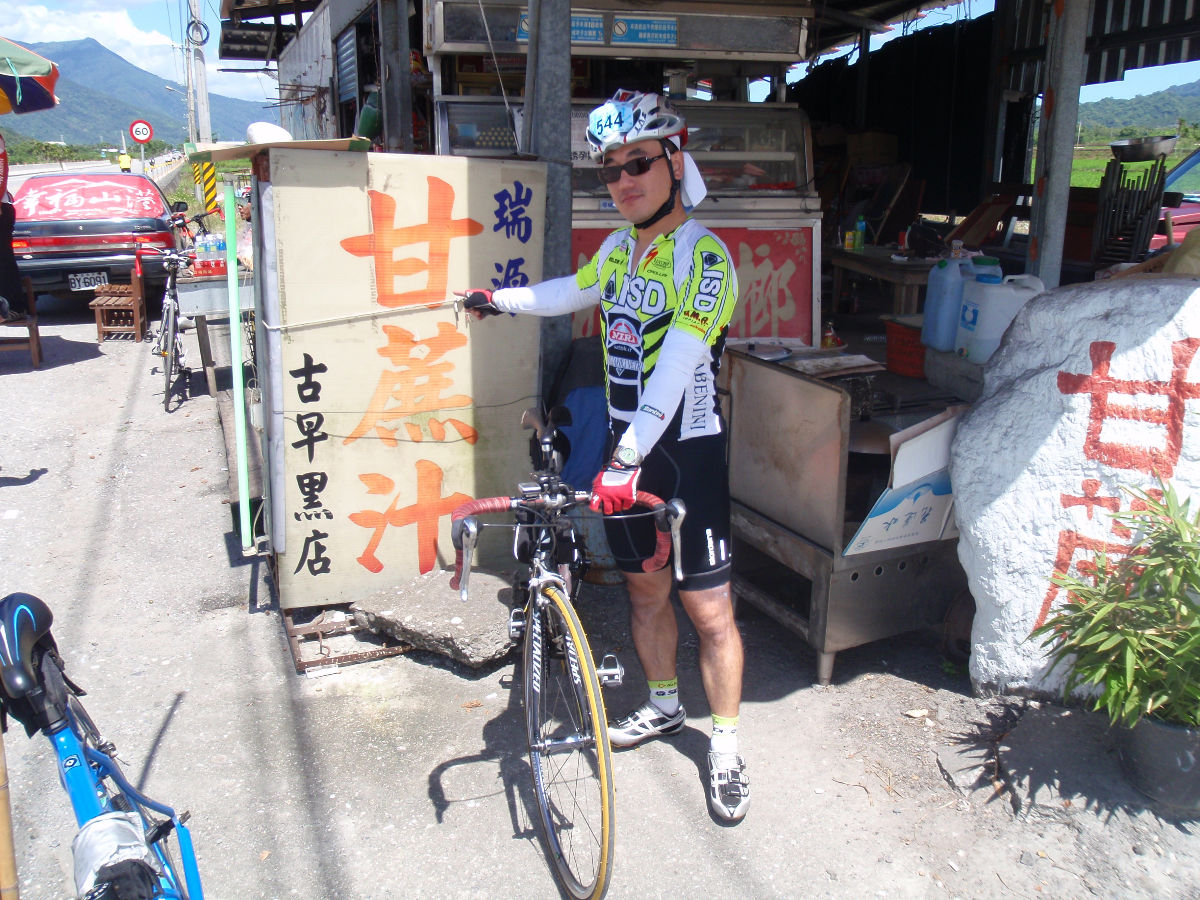 AM11:50 後來我也受不了了, 等不及到小七, 找了個路邊冷飲店消暑, 補充水分.