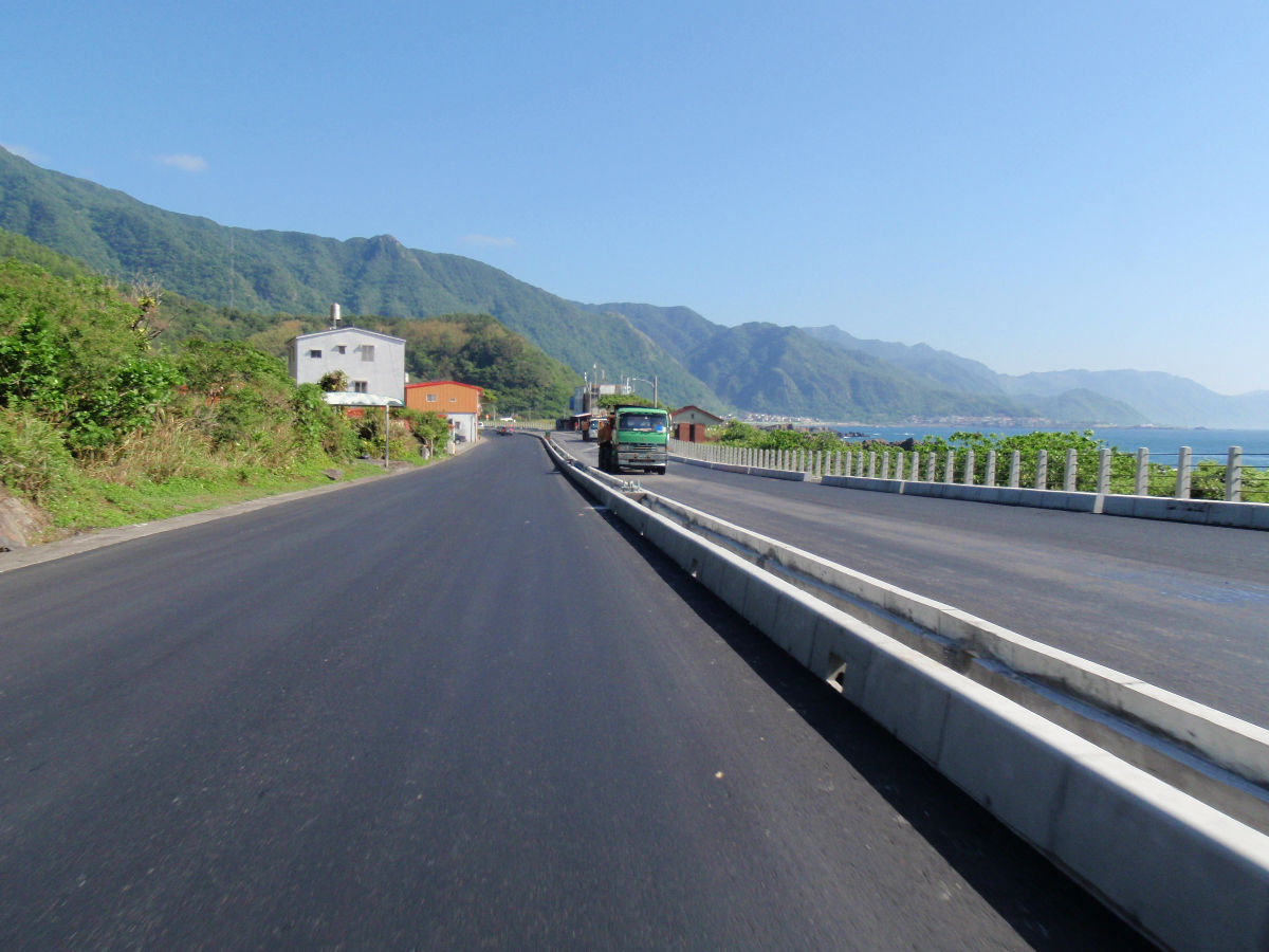 上月還在修路的濱海公路路段, 均已鋪設柏油完畢, 相當好騎