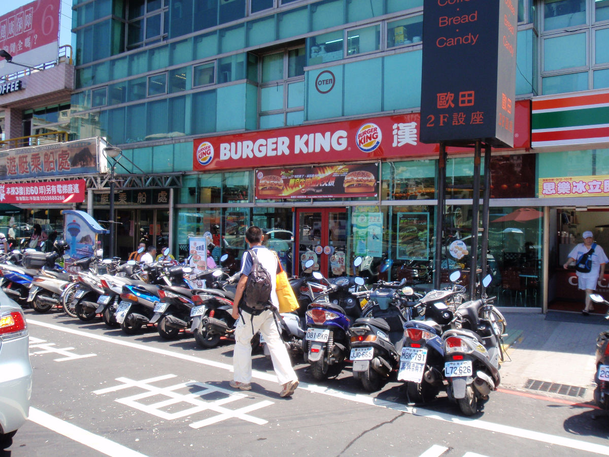 11:45am 大家在此基隆港 BurgerKing 進食午餐!