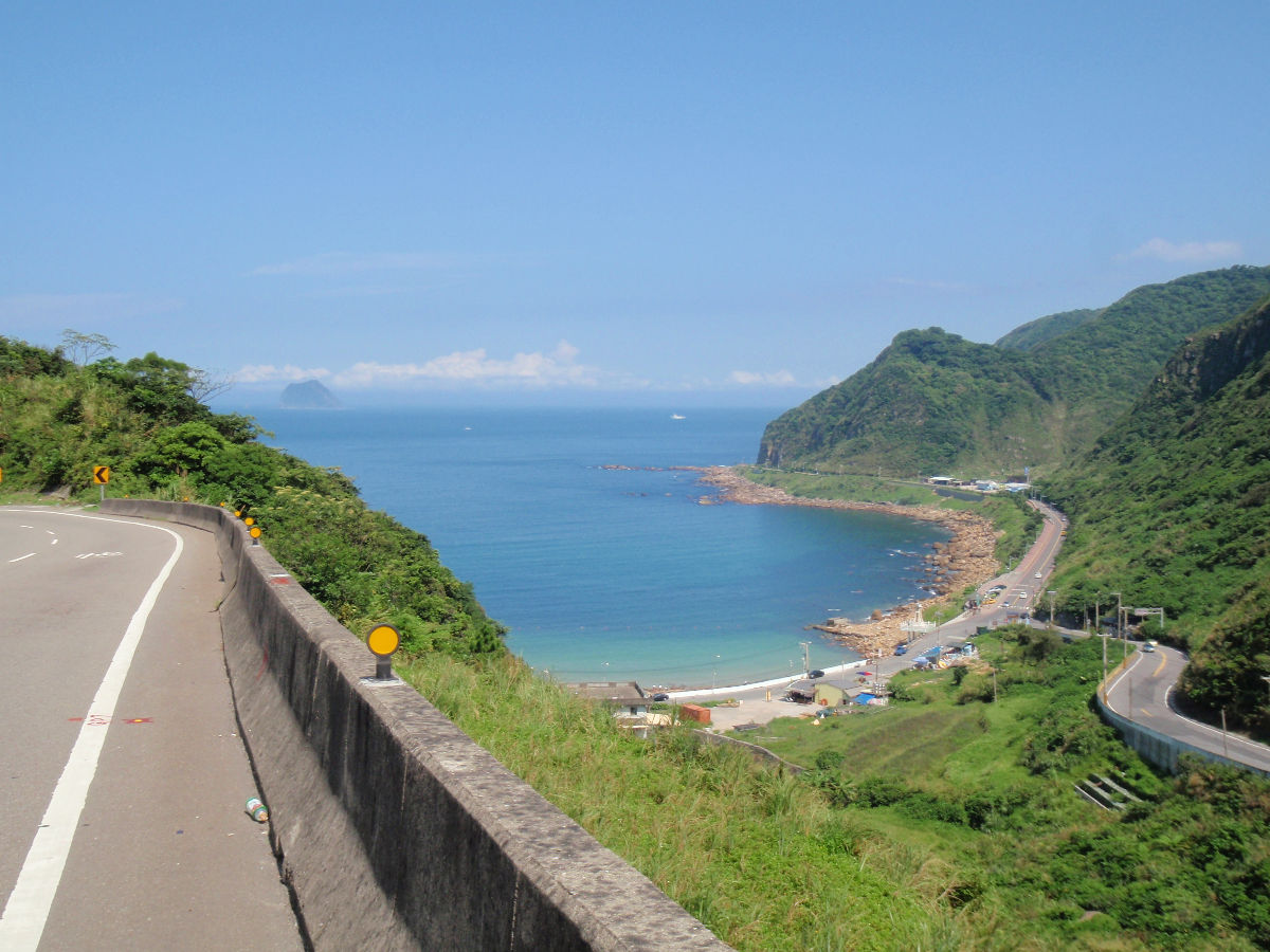 往萬里路上的美麗風景, but 可是爬升很大啊!