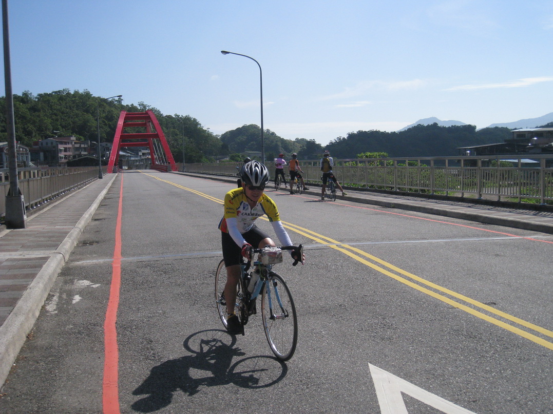 蔡大哥告知大家別走這座紅鐵橋到貢寮，因為還要多爬１００Ｍ