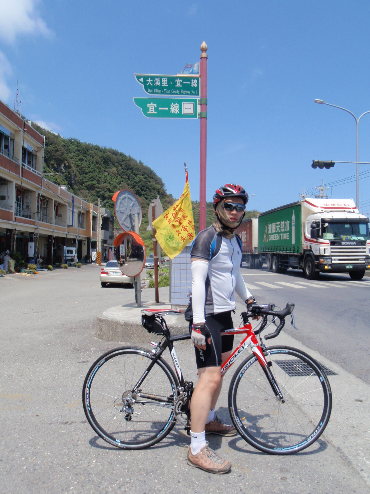 文祺學長於濱海公路與宜一線(雙泰)叉路口留影, 接下來要進入砂石車眾多的濱海公路了!